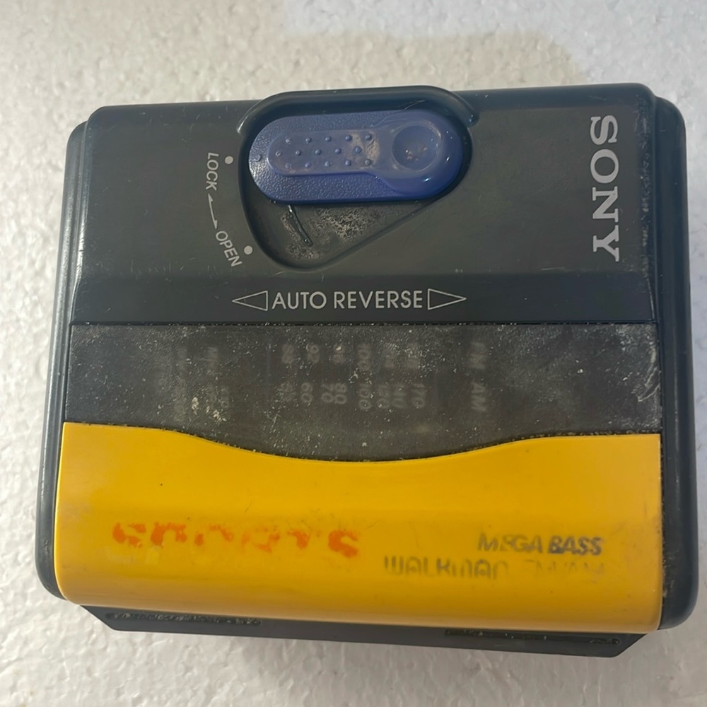 Sony Walkman sports cassette player radio WM FS393  auto reverse mega bass AVLS